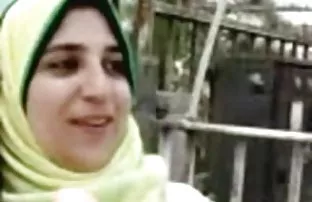 女同性恋母亲得到角质和热情舔剃光的pussies