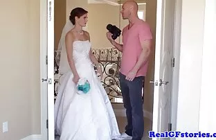 一个坚强的男人把他的妻子放在黑色长袜上强壮的阴茎