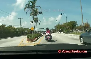 帮派与性感的黑发在黑色丝袜