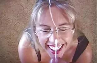 有暨的情感亚裔女孩在她的胸口在交配以后