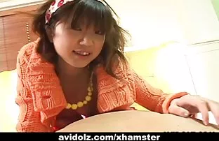 在性生活之前，温柔的金发女郎已经吸了一个小鸡巴的家伙