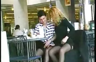 晒黑的色情母亲改变了口交，躺在她的情人之下