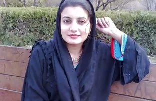 一个年轻的金发女郎疲惫的大胡子