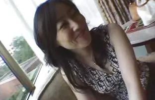 按摩在地板上的性感的年轻肥胖妇女阴蒂