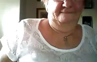 角质家伙在所有洞中都有漂亮的俄罗斯女孩