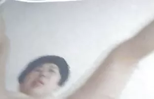 两个金发女郎在六个人的所有洞中排队