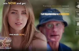 这个年轻人在沙发上布置了一个有吸引力的女朋友，并在所有洞里干了