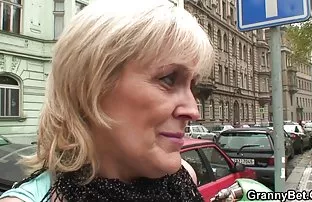 燃烧的黑发醒了她心爱的男人并且操他