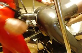 男孩用剃光的金箔大力乱搞一个年轻女孩