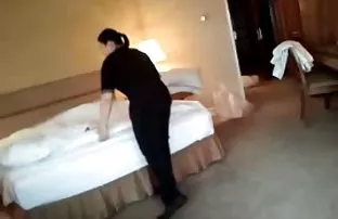 学生们在树林里野餐，露天性交