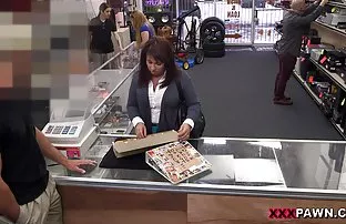 在性爱之前，仔细舔裆可爱的女朋友