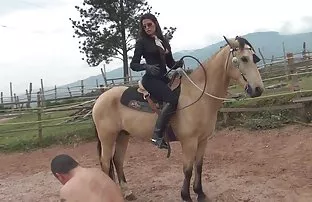 女同性恋按摩师和涂油的客户在沙发上