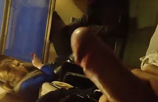 金发少女擦亮三只公鸡，并获得暨脸上