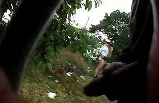 年轻的俄罗斯黑发在睡梦中有柔和的肛交